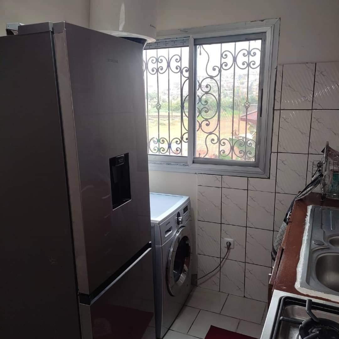 Appartement Meuble A Simbock Non Loin De Dovv Yaounde Exterior photo